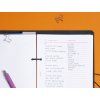 Produkt Plánovač jídelníčku A5 vyplněný na oranžovém pozadí v detailu 3