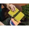 Produkt Sada A6 Softblok 2.0 s gumičkou a tužkou v použití
